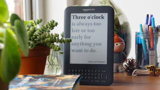 This Guy Figured Out How to Turn an Old Kindle Into the Perfect Clock for Book Nerds<em></em>